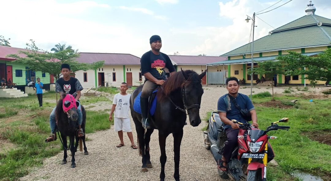 Kegiatan Rutin mingguan Satri rehabilitasi Qhi belajar berkuda