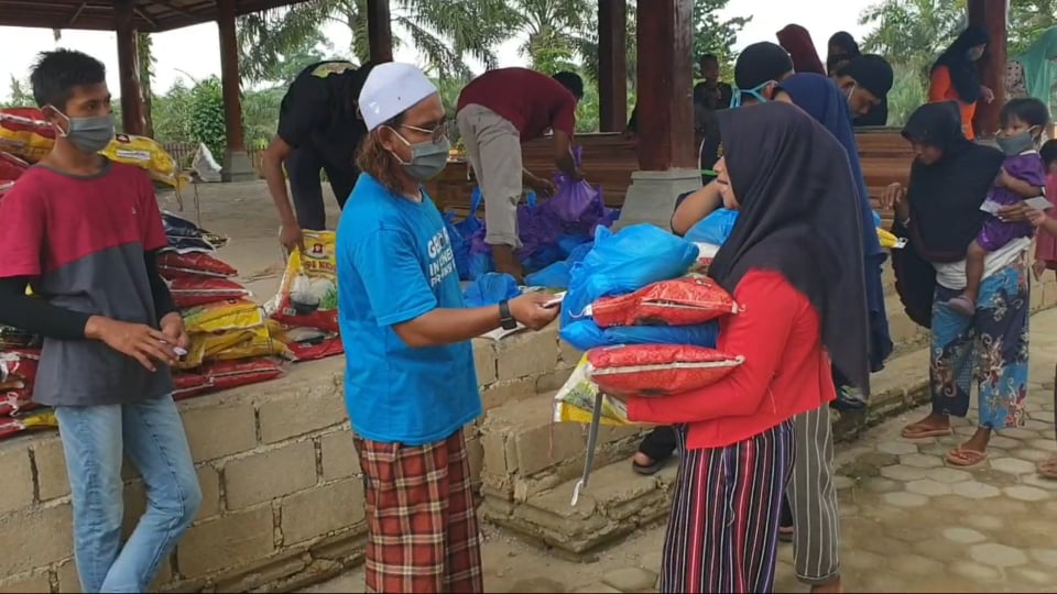 Kyai Milenial Berambut Pirang Bagikan 300 Paket Sembako